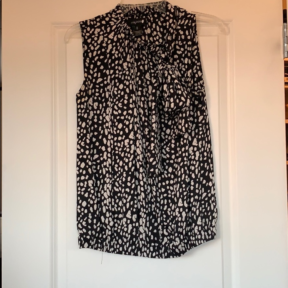 Sleeveless Black and White Top.